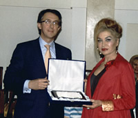 Aurora Guerra recibe el premio de manos de Enrique Ordieres, presidente de Cinfa.