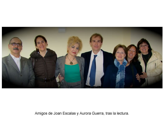 Amigos de Joan Escalas y Aurora Guerra, tras la lectura.