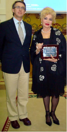 Enrique Ordieres y Aurora Guerra en la entrega del premio de Literatura en Verso de AEFLA, en la Real Academia de Farmacia, marzo 2012