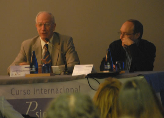 El moderador invitado, Jose Mara Fraga, Catedrtico de Pediatra y Decano de Santiago de Compostela, en su mesa.