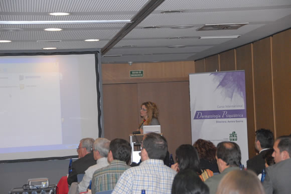 La Dra. Elena Gonzlez Guerra iniciando su presentacin